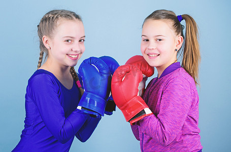 打拳淘汰赛。童年活动。健身。能源健康。运动成功。友谊。快乐的儿童运动员在拳击手套。锻炼小女孩拳击手在运动服装。它们内部的能量