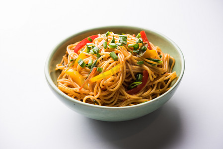 舍兹万面或蔬菜客家面或炒面是一种流行的印中食谱, 在碗或盘子里用木制筷子提供。选择性对焦