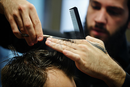 理发男子在黑色衬衫在理发的过程中, 在理发店的客户