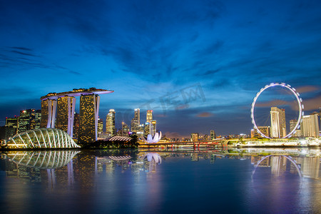 地球熄灯一小时摄影照片_新加坡地平线在滨海湾在夕阳的蓝色小时