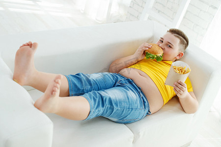 一个有代谢紊乱的男孩患有儿童肥胖问题的儿童。超重肥胖男孩.