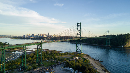 鸟瞰狮子门桥, 赤柱公园和市中心的背景。加拿大不列颠哥伦比亚省温哥华.