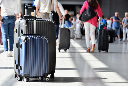 两个塑料旅行行李箱在机场大厅