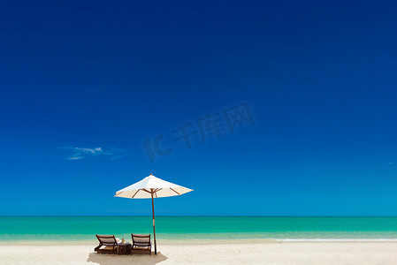 遮阳伞和沙滩上的日光浴床 