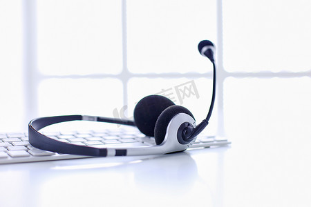 通信支持、呼叫中心和客服服务台。笔记本电脑键盘上的 Voip 耳机