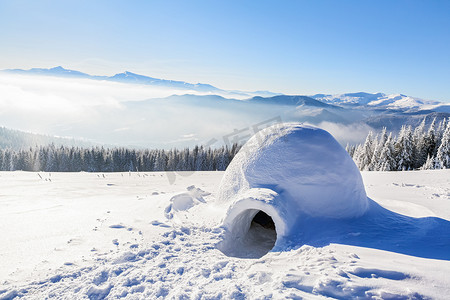 奇妙的巨大白色雪小屋，圆顶冰屋孤立旅游的房子站在高山远从人类的眼睛.