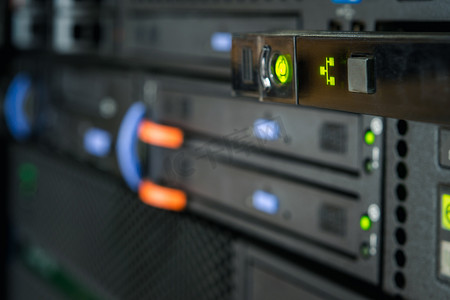 计算机服务器主机和硬盘驱动器在计算机服务器数据中心中存储LED，用于云服务和托管信息基础设施