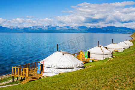 在湖岸的库苏古尔蒙古旅游中心.