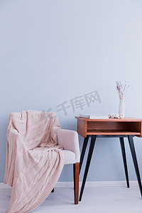 扶手椅与格子和复古桌子站在蓝色墙壁