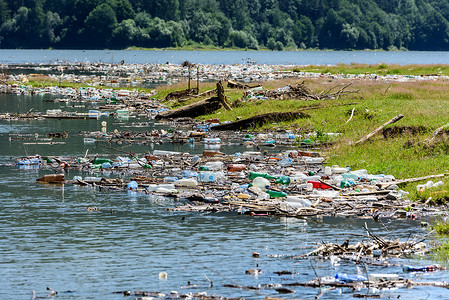 罗马尼亚Izvor Muntelui湖废塑料垃圾污染水源.