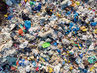 用塑料瓶和塑料袋污染土地。露天存放固体废物垃圾.空中俯瞰