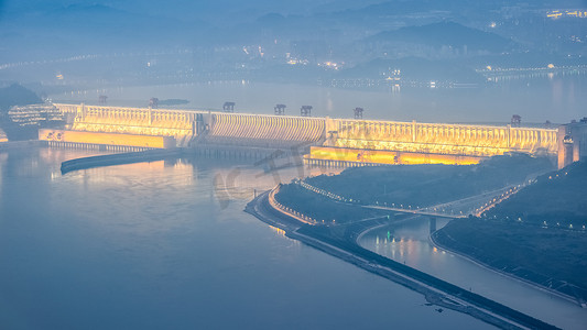 位于中国湖北省宜昌市的世界上最大的水利工程- -三峡大坝特写的夜景