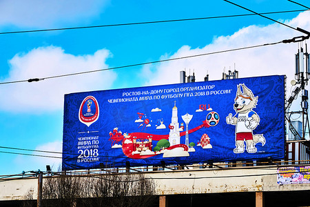 2018世界杯摄影照片_罗斯托夫在唐/俄国-2018年2月: 一个大广告牌与吉祥物2018世界杯在俄国由狼 Zabivaka