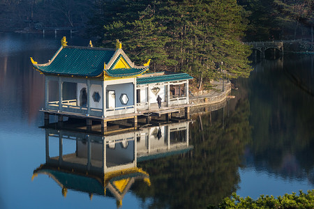 江西省绿山风景特写- -黄昏时分的传统亭子.