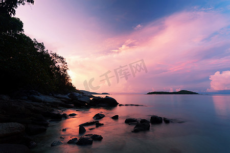 海景图片摄影照片_壮观的天空和波浪海景的长的曝光的图片在日落风景背景, 秀丽风景为自然背景或墙纸