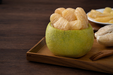 中秋节水果的木制餐桌背景上的新鲜果皮石榴特写.
