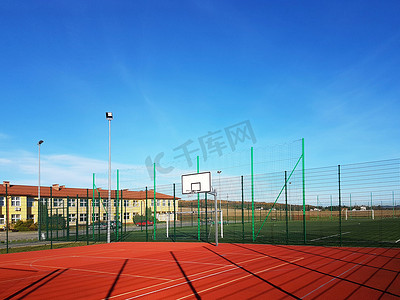 波兰维斯涅瓦----2018年8月9日: 一所乡村学校院子里的一个开放体育场。年轻一代的教育。足球、排球和篮球运动场。自然来源的照明