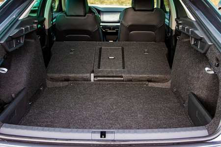 现代轿车打开后备箱.现代汽车内部巨大的、干净的、空的汽车行李箱.