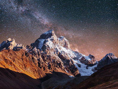 梦幻般的星空。秋天的风景和白雪皑皑的山峰。主要的高加索脊。山视图从山 Ushba 迈尔, 佐治亚。欧洲.