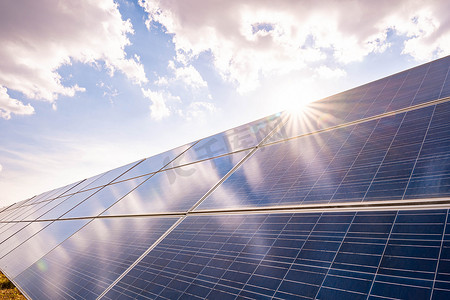 太阳能发电厂（太阳能电池）随着夏季的到来，炎热的气候导致发电量增加，为保护世界能源而采用替代能源，为清洁能源生产而采用光伏发电模块.
