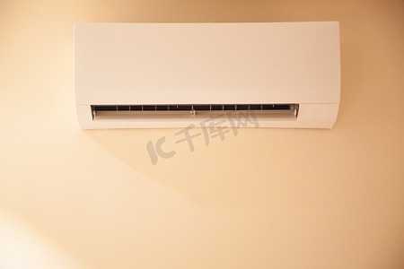 室内壁式空调机分配有空调的空气，以改善热舒适性和室内空气品质。空调是一个从内部去除热量和水分的过程.卫生及电气设备