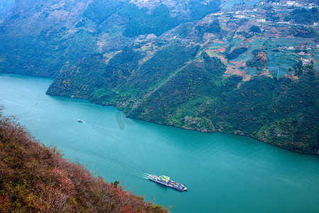 重庆市巫山县文峰森林公园俯瞰长江三峡巫峡