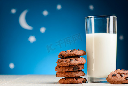 一杯牛奶杯摄影照片_一杯牛奶和饼干
