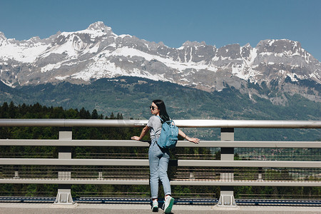 风景山摄影照片_年轻女子背着背包站在美丽的风景山, 勃朗峰, 阿尔卑斯