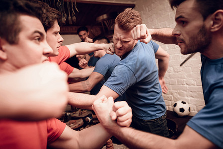 红蓝队流氓球迷观看足球比赛时在体育酒吧打架