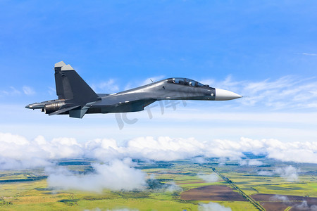 战斗战术战斗机在云层上方的天空和地面上的自然景观中飞行