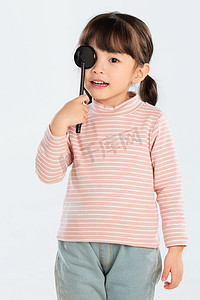 孩子视力摄影照片_可爱的小女孩检查视力