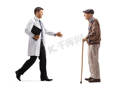 男医生手拉手向一位老年男子致意的全长肖像，这位老年男子手持一根被白色背景隔离的手杖