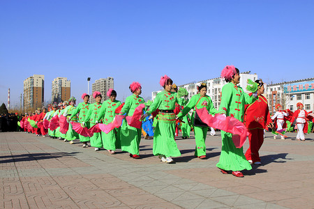 河北省摄影照片_人们穿着五彩缤纷的衣服，扬科舞表演在20世纪40年代
