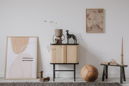 现代创意客厅的构图，内饰精美的木制橱柜，造型绘画和时尚配饰。家居用品模板。复制空间.