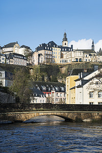 Alzette 河的看法, 因为它通过巴特格伦德季度卢森堡市, 卢森堡和威高季度在顶部, 突出的钟楼的圣米歇尔教堂