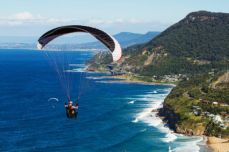 在斯坦维尔上衣澳大利亚新南威尔士的上空跳伞