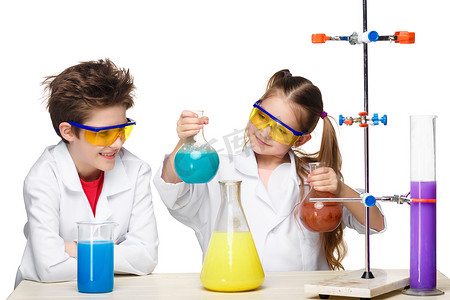 实验课摄影照片_两个可爱的孩子，在化学课做实验