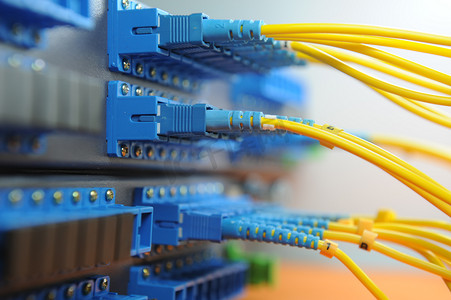 拍摄的网络电缆和技术的数据中心中的服务器