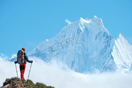 传奇大背包摄影照片_在尼泊尔喜马拉雅山背着背包的徒步旅行者。积极运动理念.