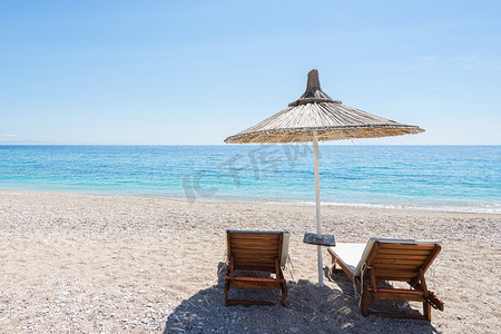 欧洲海滩的雨伞和沙滩椅.