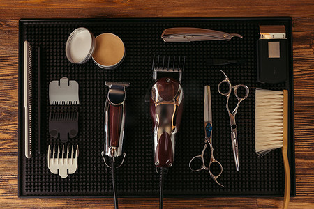 美发沙龙各种专业理发工具的顶部视图 