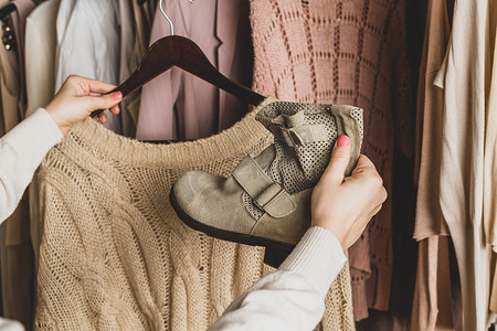 女购物者，顾客选择鞋子，靴子，衣服。女装、女鞋在服装店的销售情况。买东西.