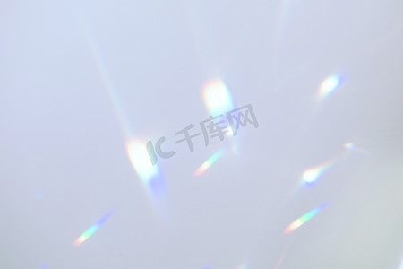 ae翻页效果摄影照片_白墙上模糊的彩虹光折射纹理