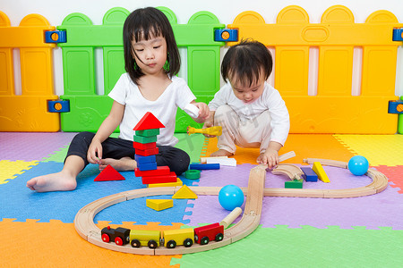 亚洲中国儿童玩积木