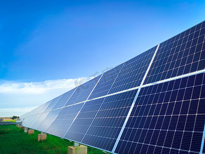 超高频模块摄影照片_具有蓝天的太阳能发电厂（太阳能电池），炎热的气候导致发电量增加，为保护世界能源而采用替代能源，为清洁能源生产而采用光伏发电模块.