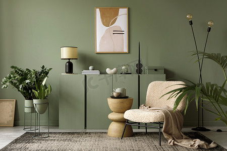 雅致的客厅室内设计与造型海报框架，现代青蛙扶手椅，木制梳妆台和时尚配件。绿色桉树墙。模板。复制空间.