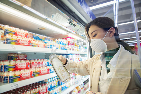 青年女人在超市购物