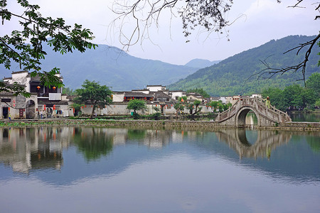 洪村清早的水影.安徽宏村。中国最吸引人的古村落之一