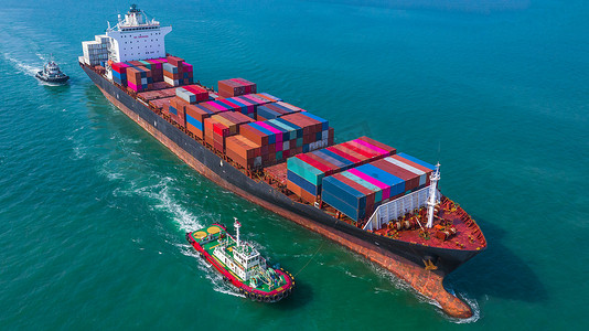 集装箱船抵达港口, 拖船和集装箱船前往深海港口, 物流业务进口出口航运和运输, 鸟图.