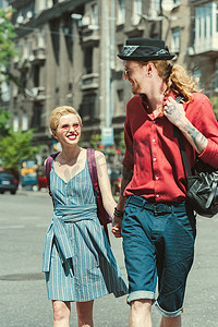快乐的情侣牵手, 一起在城市漫步